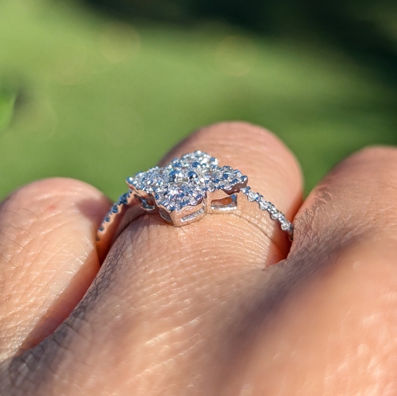 14K Solid White Gold Diamond Clover Flower Ring - Picture 10 of 12